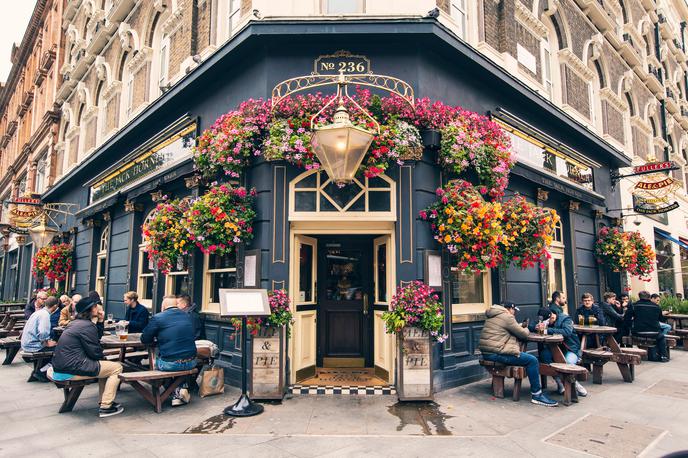 angleški pub | Izvršna direktorica Britanskega združenja pivovarjev in pubov Emma McClarkin je opozorila, da mora vlada hitro ukrepati, da bi rešila pube po vsej državi. "To je absolutno srce parajoče," je dejala.  | Foto Shutterstock