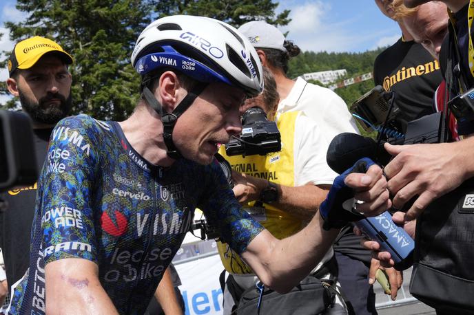 Jonas Vingegaard, TDF 2024 | Jonasa Vingegaarda so po prvi zmagi na letošnjem Touru premagala čustva. | Foto Reuters