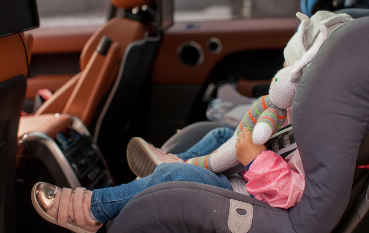 Otrok v avtu | Dvoletno deklico je v avtomobilu pustil oče. | Foto Shutterstock