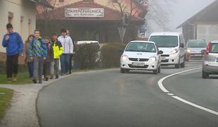 Otroci v šolo hodijo ob prometni cesti, pločnika ni #video