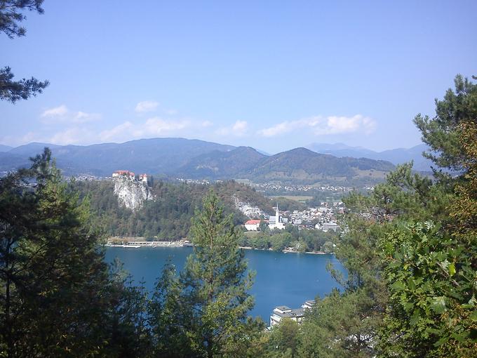 "Živim v najlepšem kraju v Sloveniji," pravi Polo. Fotografija je posneta z njemu ljubega vrha Straža nad Bledom. | Foto: Osebni arhiv