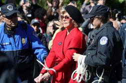 Kako je rdeč plašč Jane Fonda postal simbol protestov proti podnebnim spremembam #video #foto