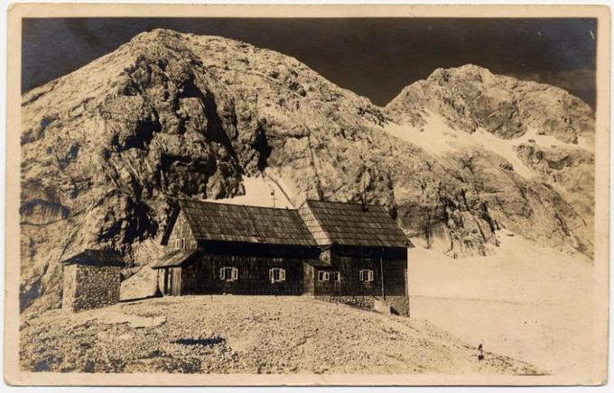 Posnetek Triglavskega doma na Kredarici iz leta 1929. Vir: Kartografska in slikovna zbirka NUK, razglednica z letnico poštnega žiga 1929. | Foto: 