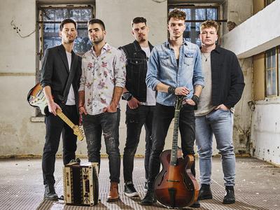 Fantje iz skupine Vzrock: Vsak izmed nas je že dobil kakšno vabljivo sporočilo #video