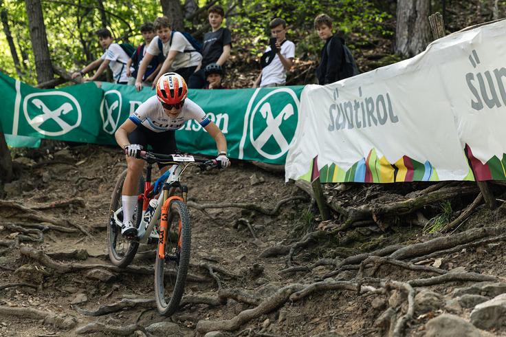Kmalu po začetku si je prikolesarila lepo prednost pred zasledovalkami. | Foto: Nals/Roberto Gasparini