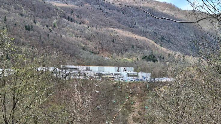 Veter je odkril več streh in potrgal stenske panele industrijskih objektov podjetja TKK Srpenica. | Foto: CZ severna Primorska