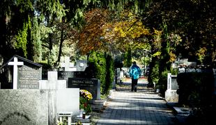 V spomin na mrtve množični obiski pokopališč in polaganje vencev
