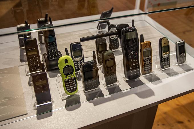 Takšni so bili mobilni telefoni pred (dobrima) dvema desetletjema. | Foto: Ana Kovač