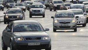 Dvojica osumljena utaje davkov pri trgovanju z vozili v EU