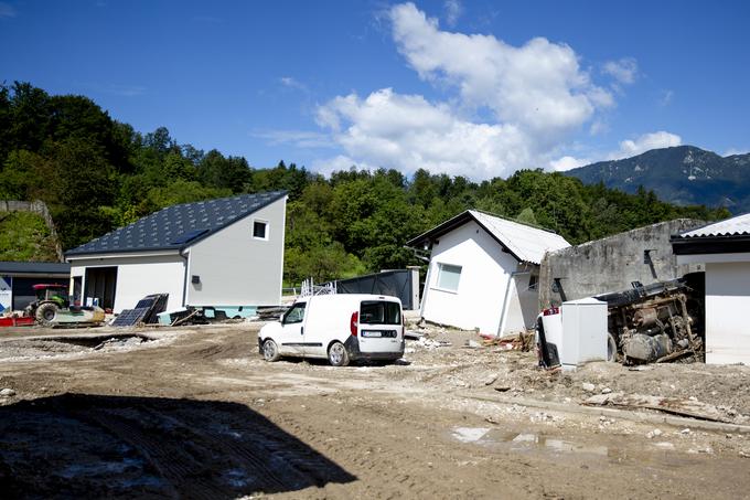 Po slabem letu dni so kamniški gorski reševalci ostali brez novih prostorov in avtomobilov, saj jim je razbesnela Kamniška Bistrica uničila skoraj vse.  | Foto: Ana Kovač