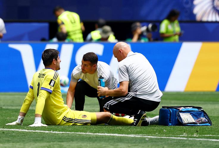 Thibaut Courtois je moral iz igre zaradi poškodbe. | Foto: Reuters