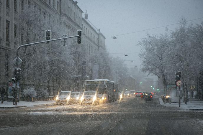 Sneg v Ljubljani. Sneženje. Promet. | Dež je v sneg začel prehajati v zgodnjih večernih urah, meteorologi pa napovedujejo, da bi lahko po nižinah zapadlo do deset centimetrov snega. | Foto Bojan Puhek