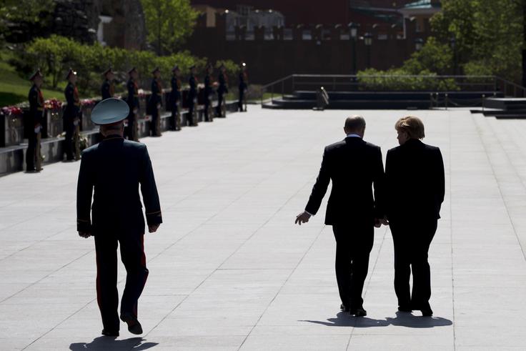 Angela Merkel in Vladimir Putin v Moskvi leta 2015 po tem, ko je vojaško sodelovanje med državama že razpadlo.  | Foto: Reuters