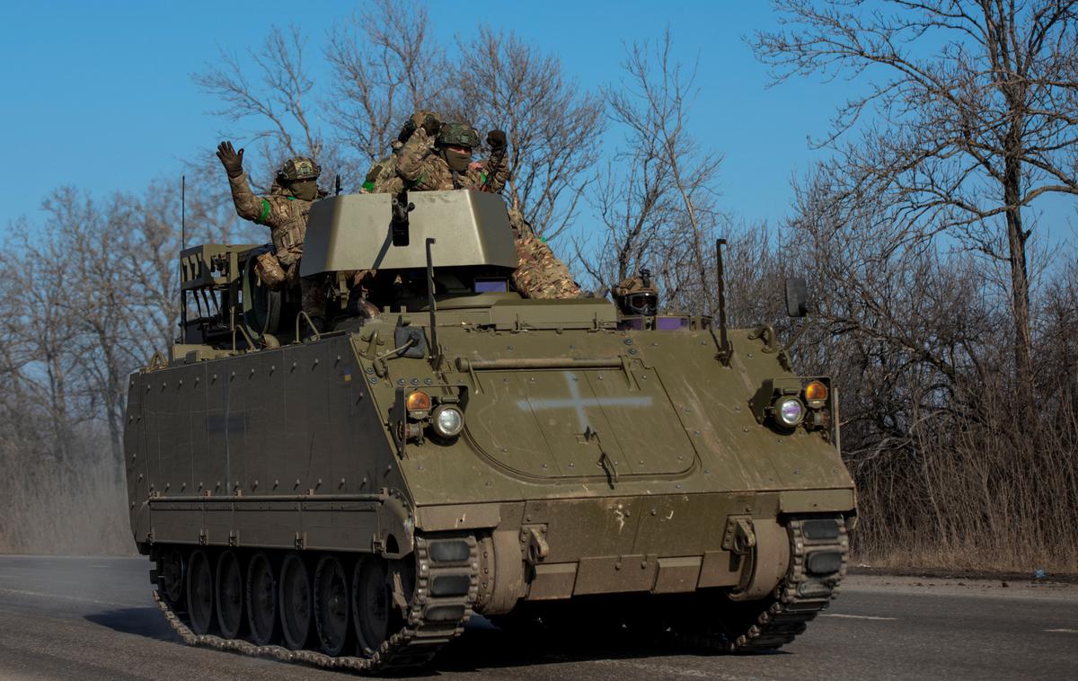 Ukrajina tank | Ukrajinska vojska je sporočila, da zadržuje napade ruskih sil, ki še vedno poskušajo obkoliti Bahmut na vzhodu Ukrajine. | Foto Reuters