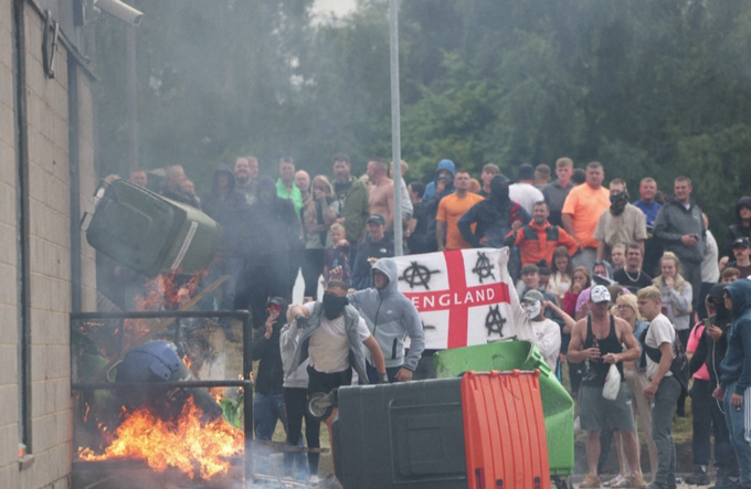 V izgredih, ki so sledili nedavnemu smrtonosnemu napadu z nožem v obmorskem mestu Southport, je bilo aretiranih že skoraj 400 ljudi. | Foto: Reuters