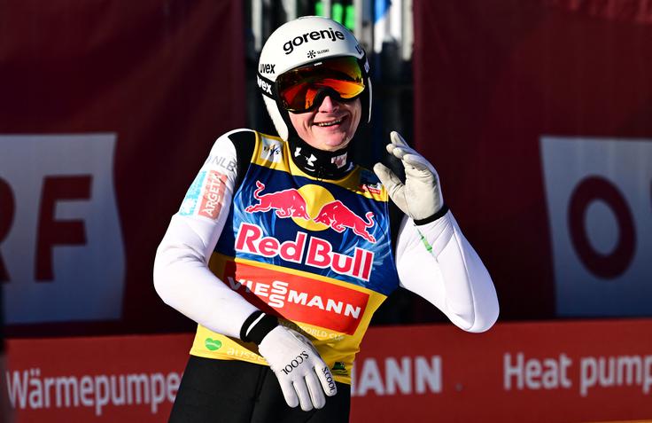 Domen Prevc se kljub napakam veseli nove zmage svetovnega pokala. Za 1,1 točke je prehitel Stephana Embacherja. | Foto: Reuters