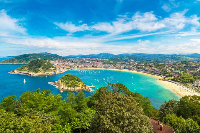Španska plaža La Concha je omenjena v klasiki Ernesta Hemingwaya Sonce vzhaja. | Foto: Shutterstock