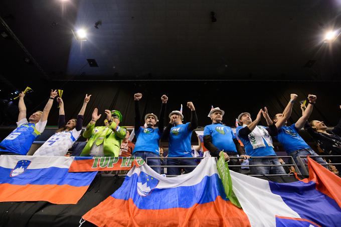 Slovenijo vsako naslednjo tekmo v Berlinu spodbuja več slovenskih navijačev. | Foto: CEV