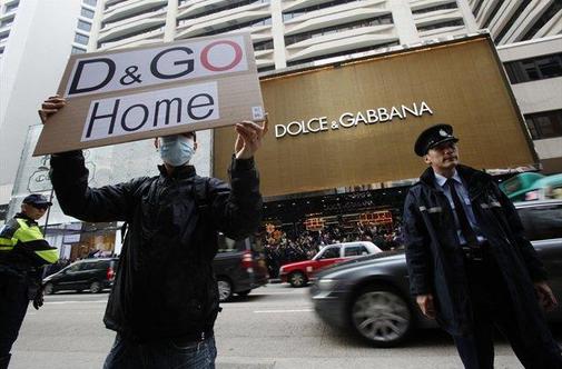 Protesti pred trgovino D&G