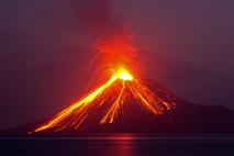 Anak Krakatau. Vulkan. Indonezija.