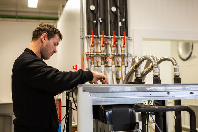 KRONOTERM ima lasten razvojni laboratorij, kjer izvajajo najzahtevnejše meritve energetske učinkovitosti toplotnih črpalk v širokem območju pogojev delovanja. Pri lastni proizvodnji uporabljajo kakovostne in izjemno zanesljive komponente evropskih proizvajalcev. | Foto: KRONOTERM