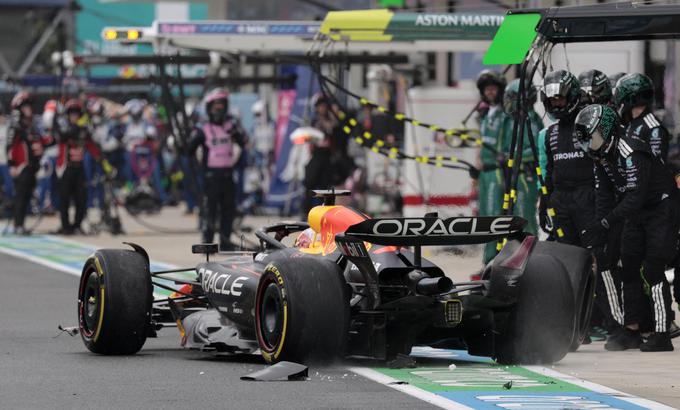 Max Verstappen je v boksih zadel v Antonellija. | Foto: Reuters