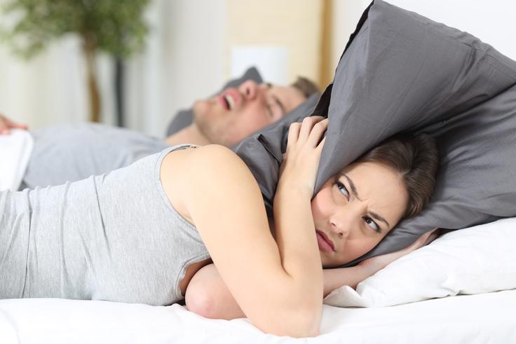 Smrčanje je lahko znamenje apneje, oboje pa lahko kvari kakovost življenja tudi drugih v gospodinjstvu. | Foto: Shutterstock