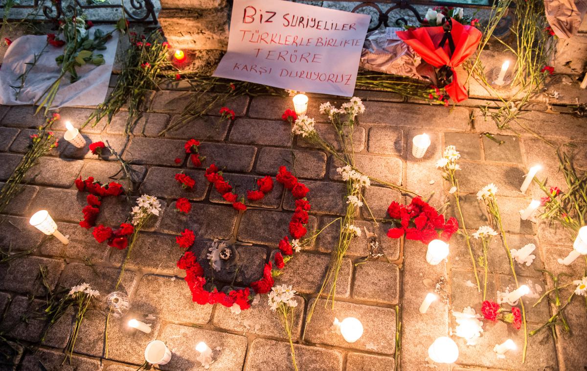 Istanbul žalovanje | Januarja 2016 je v samomorilskem bombnem napadu v Istanbulu umrlo 12 ljudi. Dobrih pet let zatem so štiri moške obsodili na dosmrtno zaporno kazen. | Foto Guliverimage