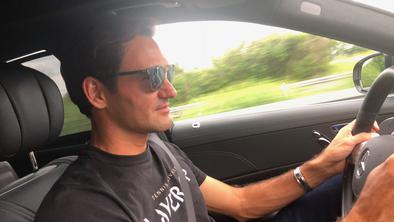 Federer kar z avtomobilom hitel domov, da ne bi zamudil nogometne tekme