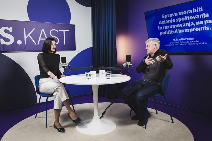 Premk poudarja, da sprava ni politični projekt, temveč odnos med ljudmi: "Sprava pomeni, da se ljudje med sabo spravijo." Po njegovem ne gre za izenačevanje strani druge svetovne vojne, saj so okvirji jasni, ampak za to, da sodobna politika ne bi zlorabljala zgodovine za dnevne spopade. | Foto: Bojan Puhek