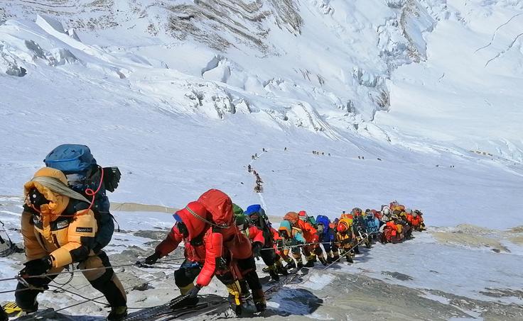 Po predlaganem zakonu bi lahko dovoljenje za vzpon na Everest pridobili šele, ko bi prosilec za dovoljenje dokazal, da se je že povzpel na vsaj enega sedemtisočaka v Nepalu | Foto: Guliverimage/Getty Images