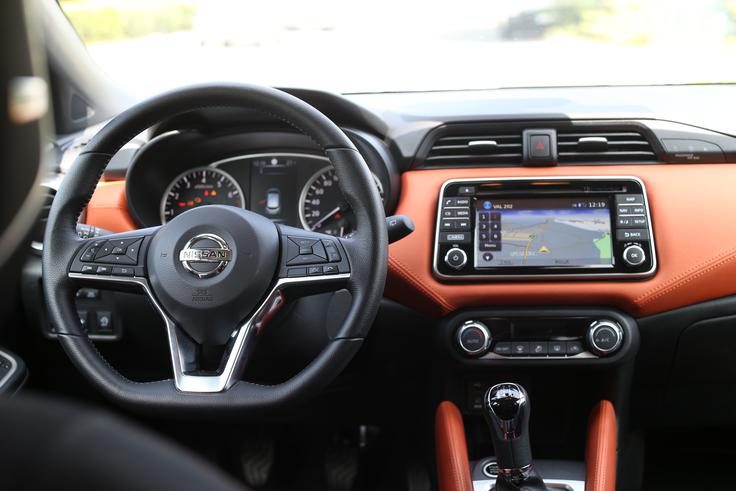 Lična notranjost Nissanovega mestnega avtomobila, ki je v znamenju dvobarvnih kombinacij.
 | Foto: Gregor Pavšič