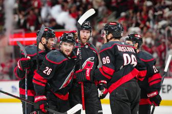 Carolina in Edmonton še korak bližje konferenčnemu finalu