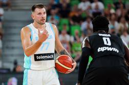 V živo: v Stožicah "dežujejo" tehnične napake, Nemci nekoliko pobegnili