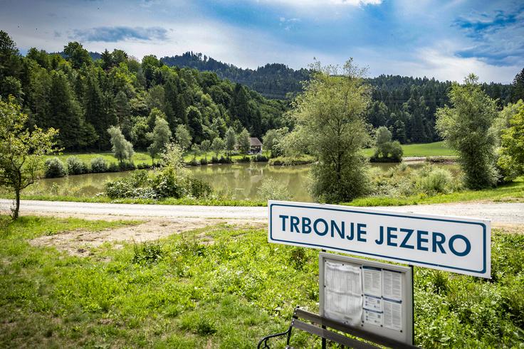 Koroška proga je vplivala na vodni promet na Dravi. Promet s šajkami je začel polagoma upadati in je okoli leta 1890 popolnoma prenehal, medtem je splavarstvo na Dravi še nadalje cvetelo. V letih 1930–1934 je plulo skozi Maribor približno 2000 splavov. Vozili so predvsem les s Pohorja. Splavarji iz predvojnega okraja Dravograd so imeli pravico do 50-odstotnega popusta na železnici pri vračanju domov. Splavarske izkaznice so jim omogočale 32 voženj s popustom od kraja, kjer so splav razstavili, do doma. | Foto: Ana Kovač