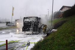 V avtobus, poln potnikov, vrgel bombo, voznik izgubil življenje