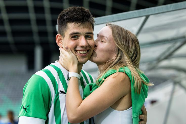 Svit Sešlar je deležen velike podpore najbližjih. Tako mu je konec julija za domačo zmago nad Bravom (1:0) v Stožicah čestitala njegova srčna izbranka. | Foto: Vid Ponikvar