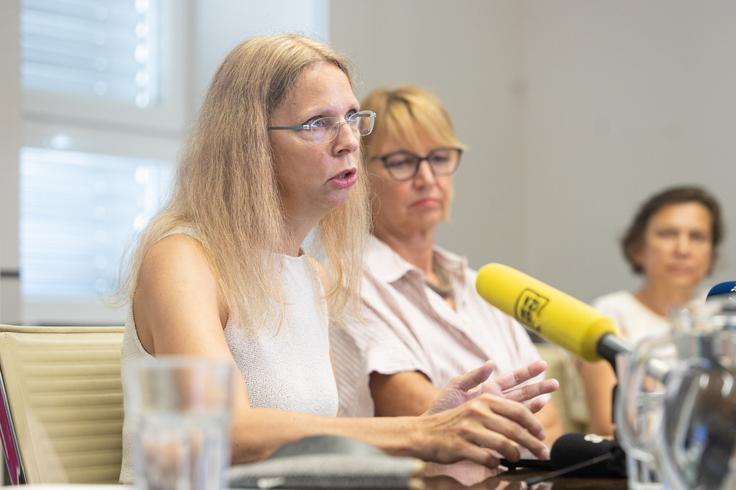 "Pozivam vse starše, naj zaščitijo svoje otroke pred šestimi različnimi raki in predvsem naj jih cepijo pravočasno. Mladi se zelo hitro okužijo s HPV v adolescenci, okužbe so zelo pogoste, cepiti pa se je treba, preden so izpostavljeni okužbi," je povedala Šinkovec Zorko. | Foto: Katja Kodba/STA
