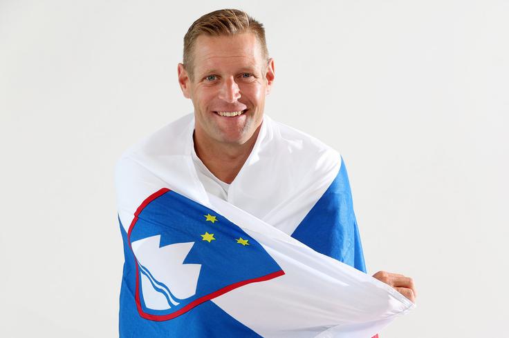 Savšek je na otvoritvi iger vihtel slovensko zastavo. | Foto: www.alesfevzer.com
