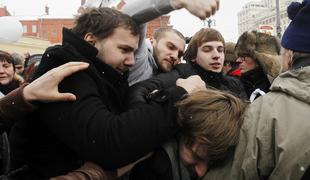 Na pokopališču v Moskvi se je steplo 200 delavcev, dve osebi mrtvi