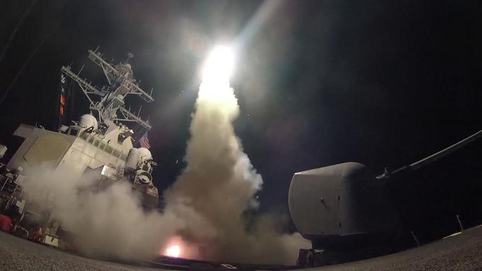Izstrelitev raket tomahawk na Sirijo. | Foto: Reuters
