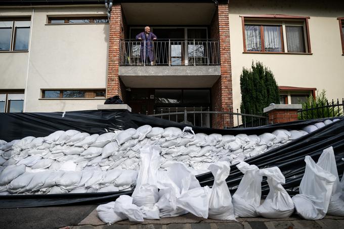 Na Madžarskem se pripravljajo na najhujše in na izpostavljena območja nameščajo poplavne vreče. | Foto: Reuters