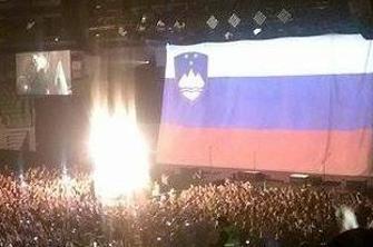 Slovenska zastava v Stožicah. Košarkarji? Ne, razprostrli so jo One Republic. (foto)