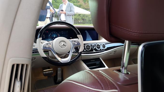 Vozniški prostor razreda S je zelo prostoren in prefinjen. To so pri Mercedes-Benzu dosegli z izbiro materialov in vpadljivo široko armaturno ploščo na digitalni osnovi. Sestavljata jo dva 12,3-palčna zaslona. | Foto: Gregor Pavšič