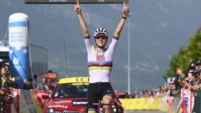 Pogačar hitel, da bi si ogledal prihod zaročenke Urške v cilj Dirke po Švici