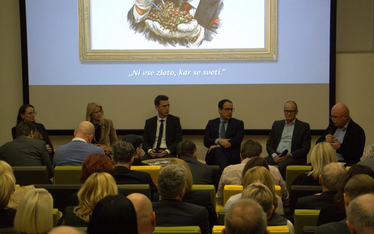 Sogovorniki so umetno inteligenco opisovali kot orodje, ki lahko izboljša napovedovanje, optimizacijo procesov in obdelavo podatkov – a samo, če so podjetja in država najprej dovolj digitalizirani. V logistiki so izpostavili vlogo UI pri predikcijah in scenarijskem načrtovanju, v financah in zavarovalništvu pri delu z velikimi količinami podatkov ter v industriji pri spremljanju proizvodnih parametrov in zgodnejšem zaznavanju odstopanj.  | Foto: Petra Zupan/ISR