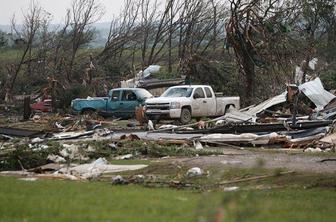Smrtonosni tornadi uničevali domove in ruvali drevesa (FOTO in VIDEO)