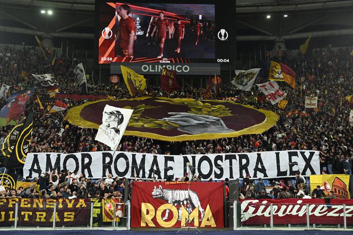 AS Roma navijači | Navijači Rome pred prvo tekmo z Bayerjem. | Foto Reuters