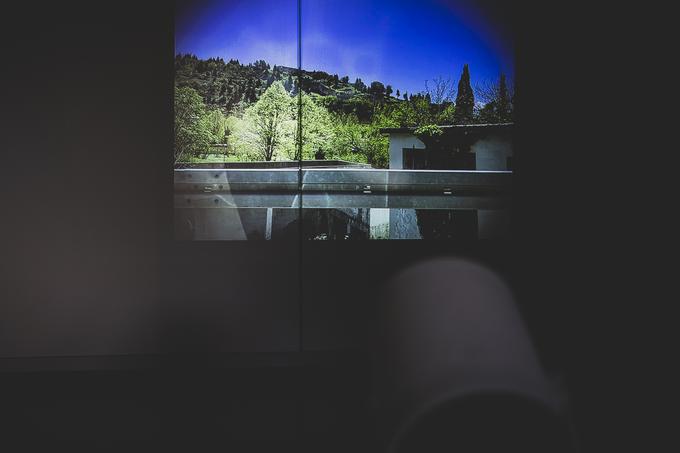 Vrtljivost projektorja Freestyle omogoča predvajanje na stenah, stropih, tleh ... | Foto: Ana Kovač