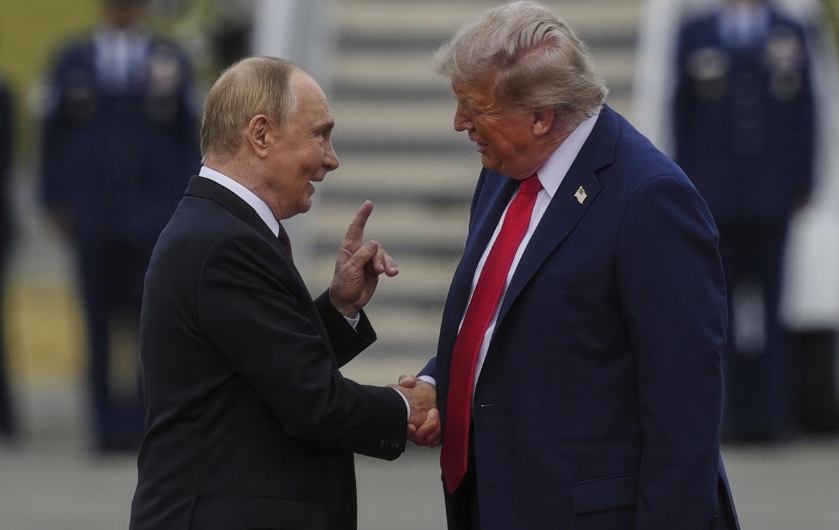 Vladimir Putin in Donald Trump | Ruskega predsednika Vladimirja Putina je na letališču v mestu Anchorage pričakal ameriški predsednik Donald Trump. Voditelja sta se ob tem rokovala in izmenjala nekaj besed. | Foto Guliverimage